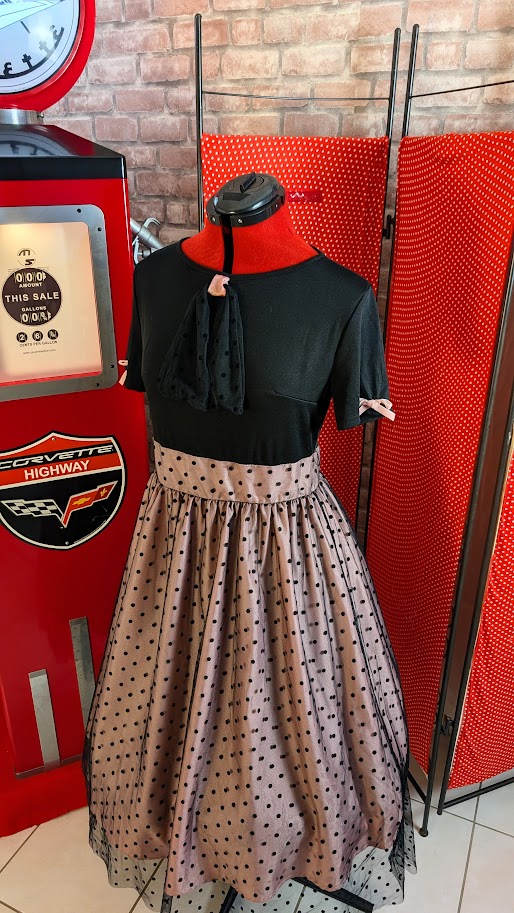 robe pin up noir avec des nœud rose