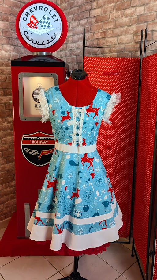robe pin up de noël avec des motifs de rennes et un laçage corset