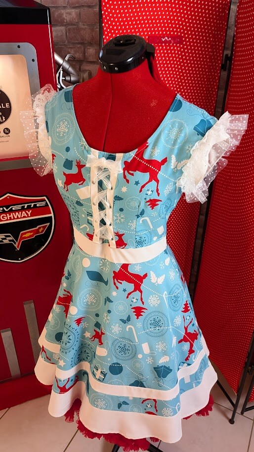 robe pin up de noël avec des motifs de rennes et un laçage corset