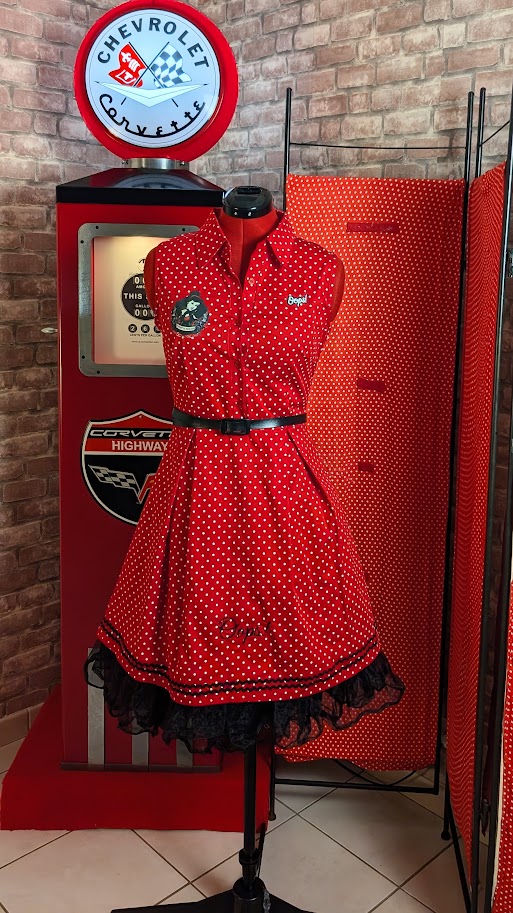 robe pin up rouge à pois blanc et motifs pin up