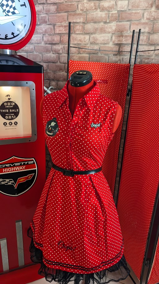 robe pin up rouge à pois blanc et motifs pin up