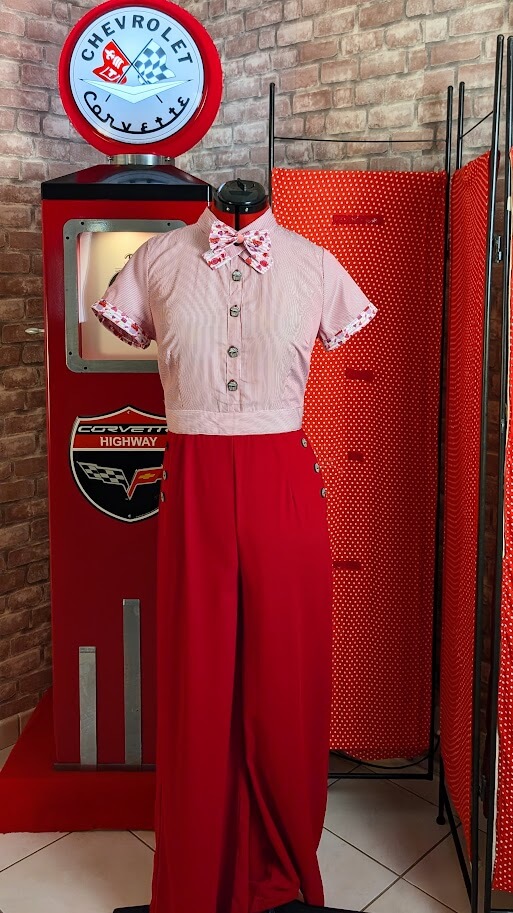 combinaison pin up rouge avec des boutons cup cake