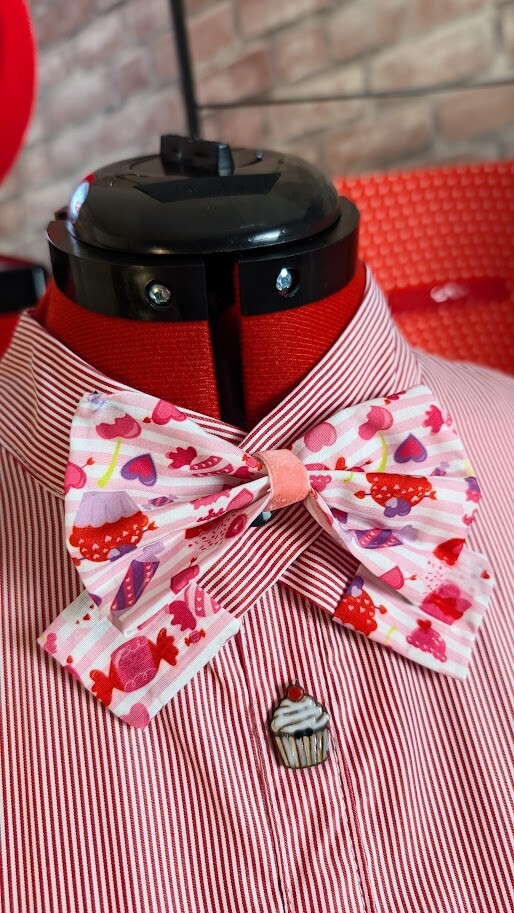 combinaison pin up rouge avec des boutons cup cake