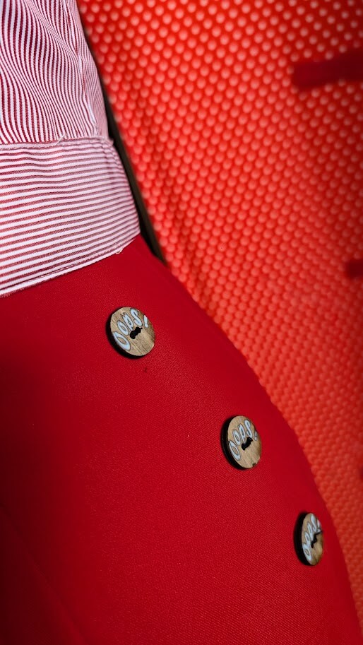 combinaison pin up rouge avec des boutons cup cake