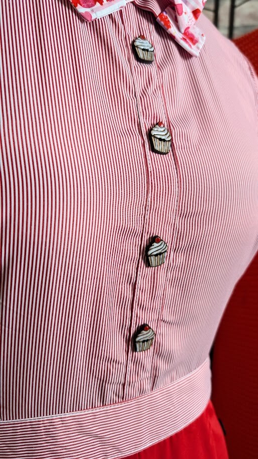 combinaison pin up rouge avec des boutons cup cake