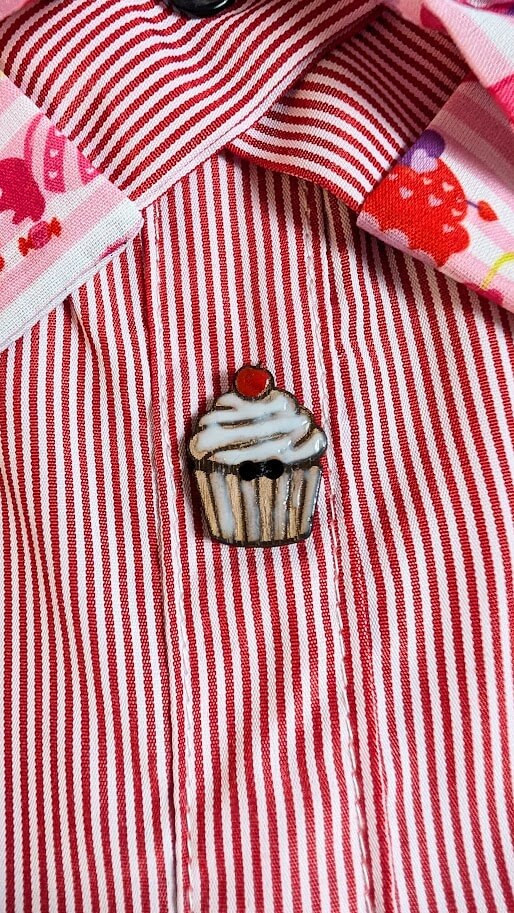 combinaison pin up rouge avec des boutons cup cake