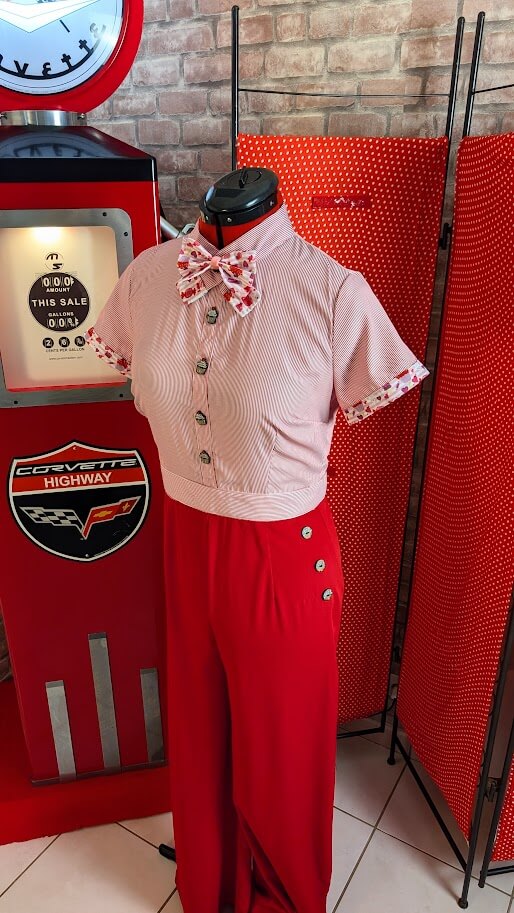 combinaison pin up rouge avec des boutons cup cake