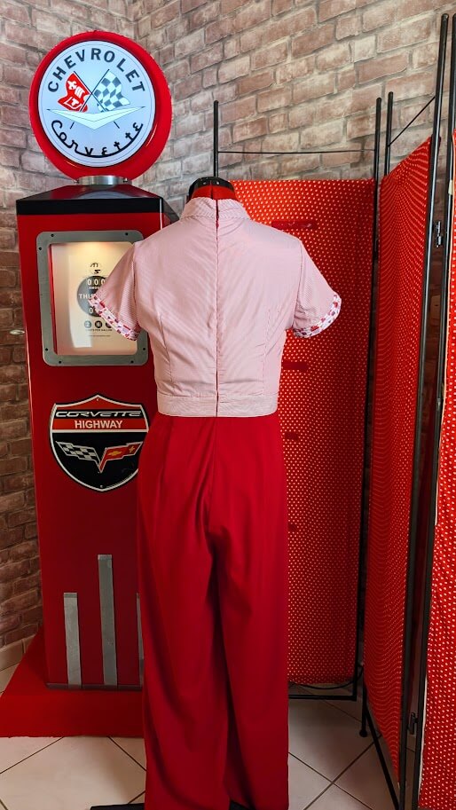 combinaison pin up rouge avec des boutons cup cake