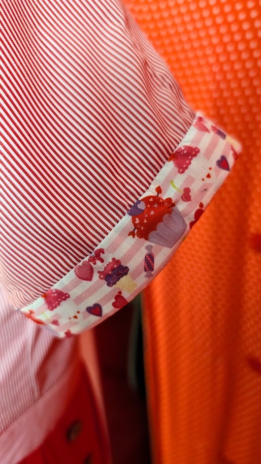 combinaison pin up rouge avec des boutons cup cake