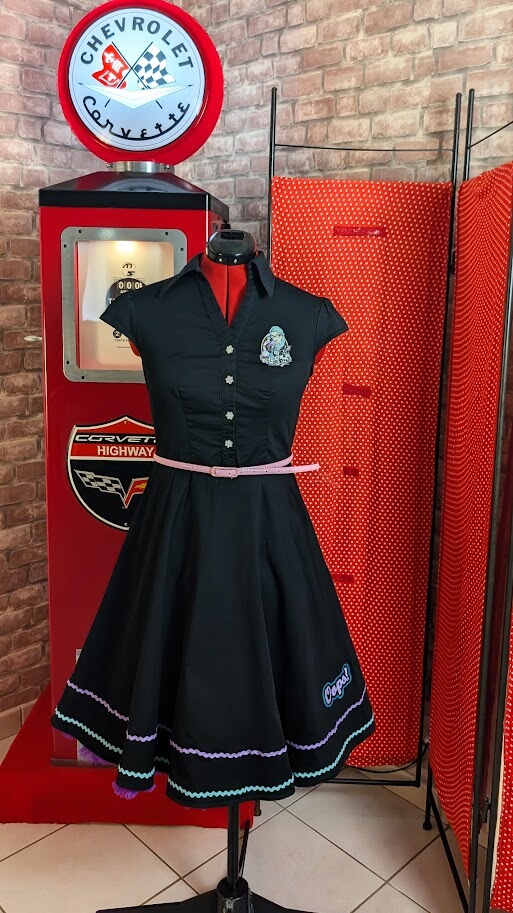 robe pin up noir rockabilly avec des motifs pin up
