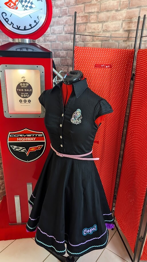 robe pin up noir rockabilly avec des motifs pin up