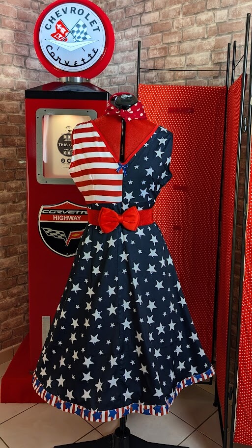 robe pin up américaine rockabilly couleur bleu et blanc et rouge et avec des étoiles blanches