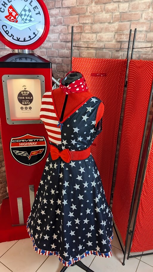 robe pin up américaine rockabilly couleur bleu et blanc et rouge et avec des étoiles blanches