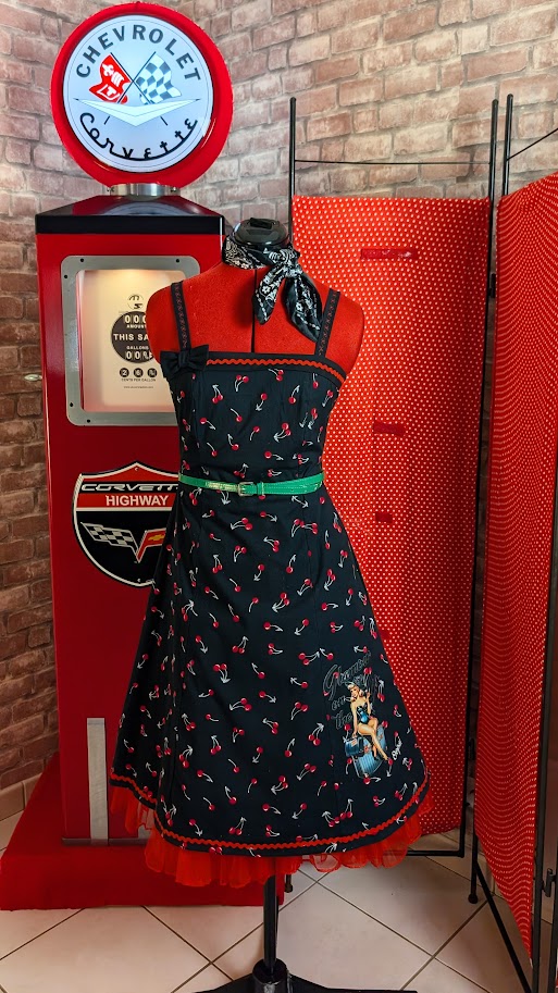 robe pin up noir avec des motifs cerises