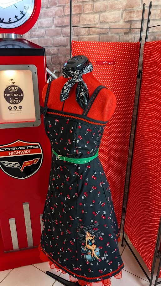 robe pin up noir avec des motifs cerises