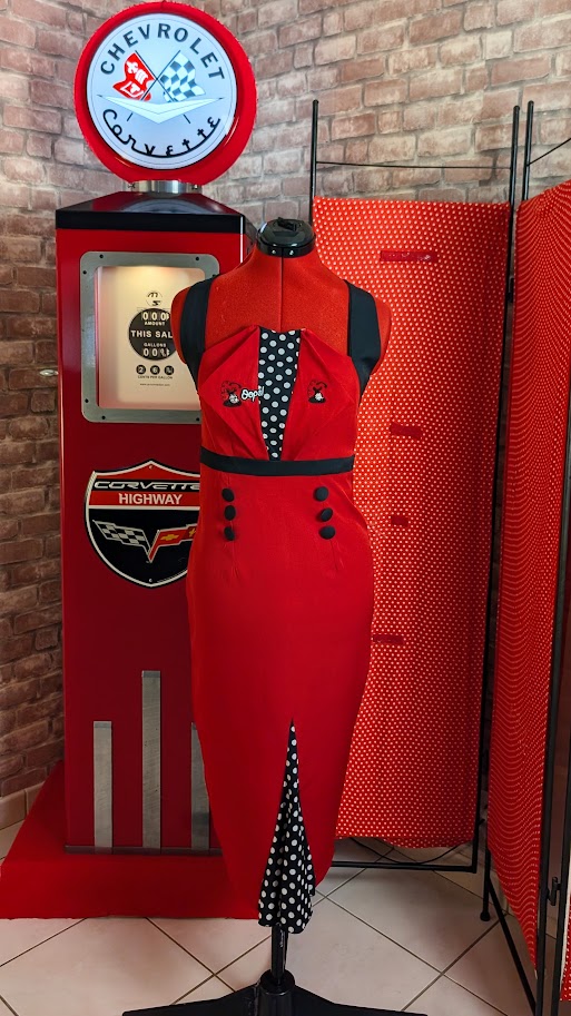 robe pin up rouge crayon rockabilly avec broderies