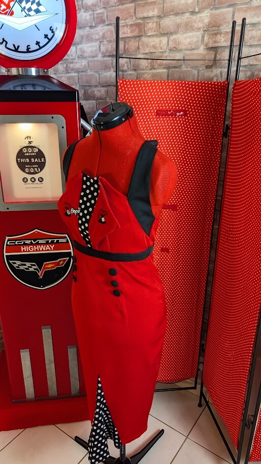 robe pin up rouge crayon rockabilly avec broderies