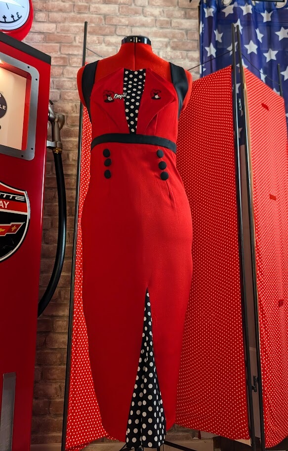 robe pin up rouge crayon rockabilly avec broderies