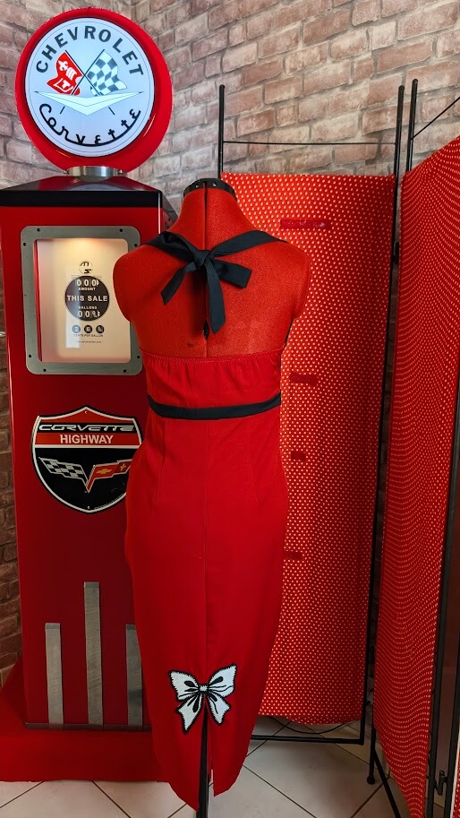 robe pin up rouge crayon rockabilly avec broderies