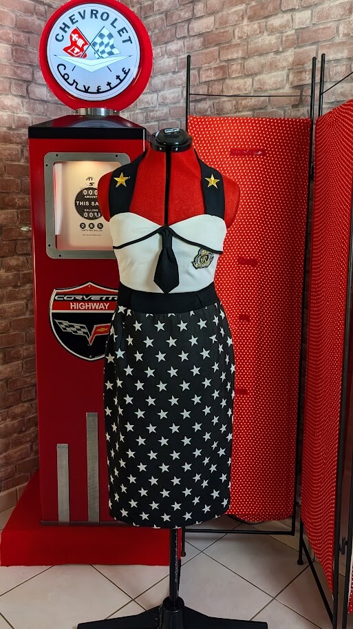 robe pin up retro militaire noir et blanche , coupe crayon et des étoiles blanches