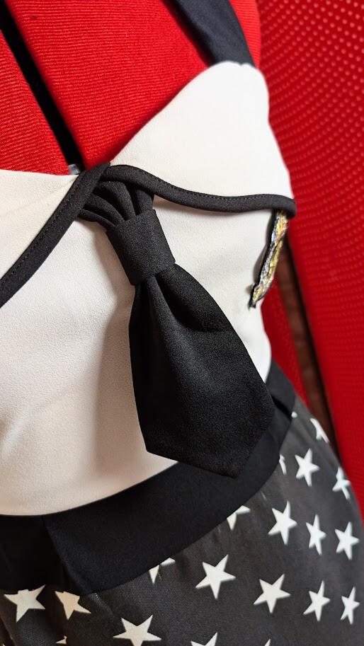 robe pin up retro militaire noir et blanche , coupe crayon et des étoiles blanches