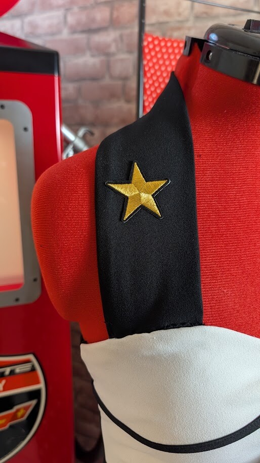 robe pin up retro militaire noir et blanche , coupe crayon et des étoiles blanches