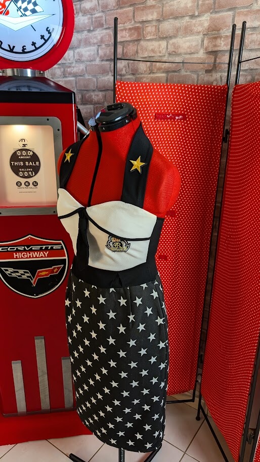 robe pin up retro militaire noir et blanche , coupe crayon et des étoiles blanches