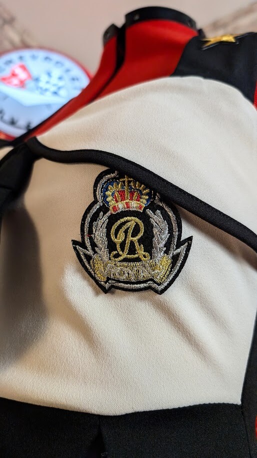 robe pin up retro militaire noir et blanche , coupe crayon et des étoiles blanches