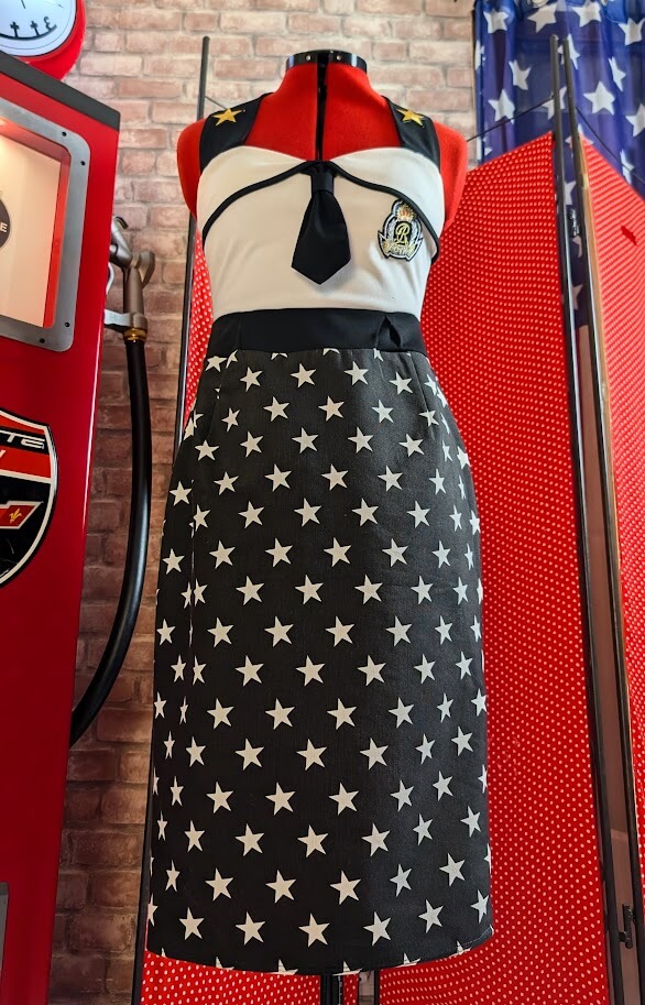 robe pin up retro militaire noir et blanche , coupe crayon et des étoiles blanches