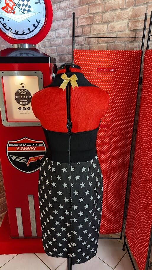 robe pin up retro militaire noir et blanche , coupe crayon et des étoiles blanches