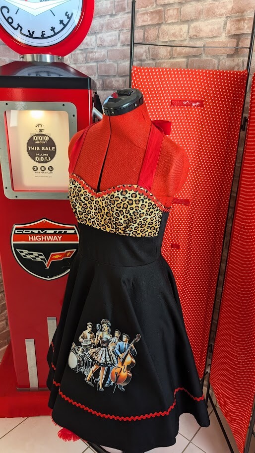 robe pin up swing noir et rouge