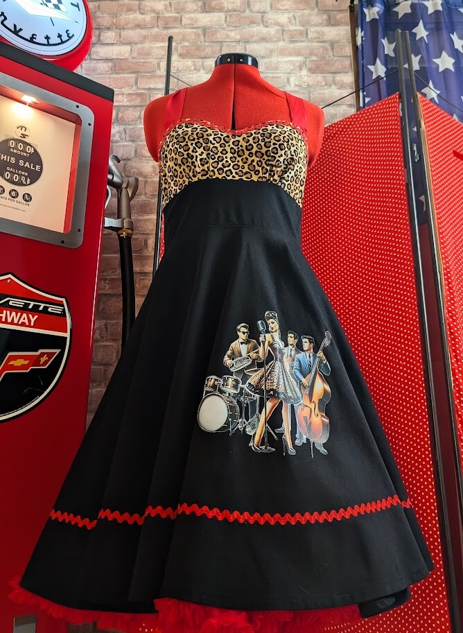 robe pin up swing noir et rouge