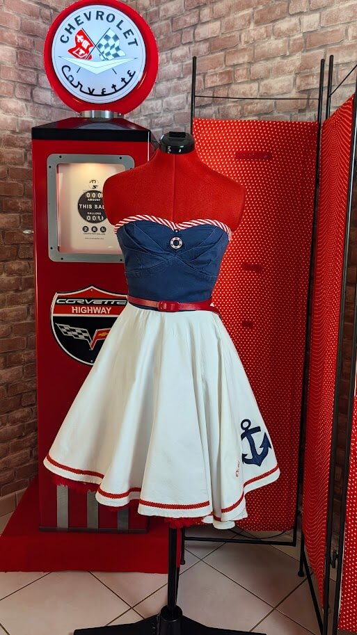 robe pin up swing bleu et blanche avec broderie navy
