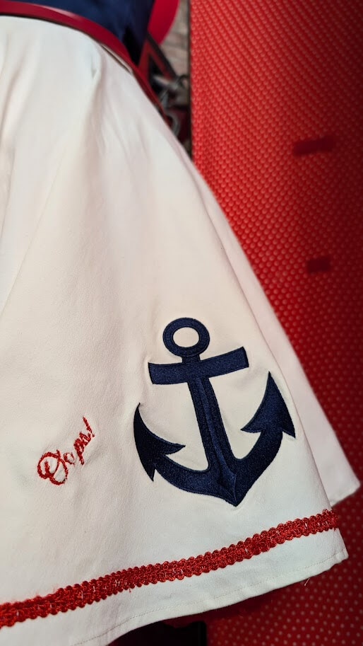 robe pin up swing bleu et blanche avec broderie navy