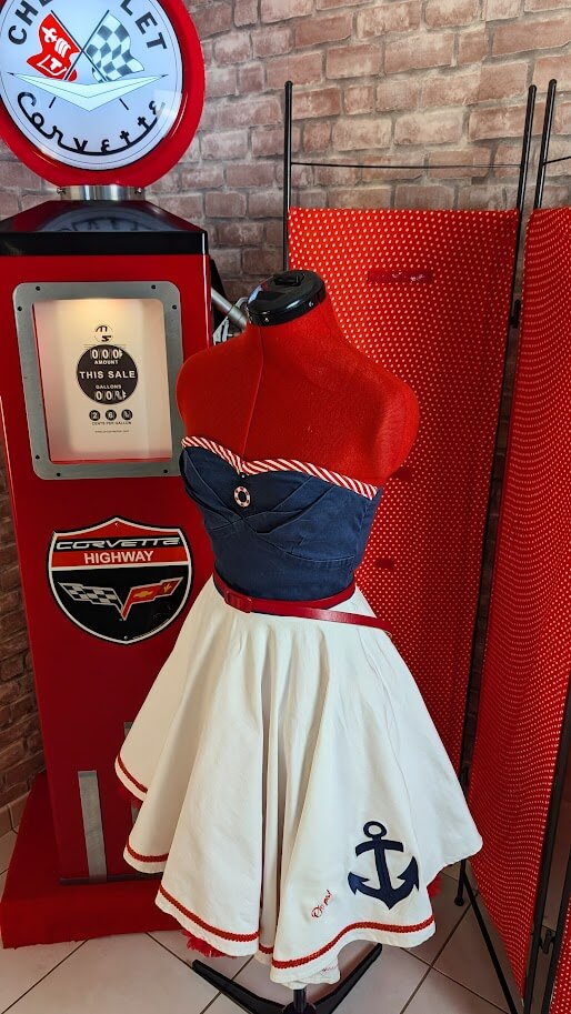 robe pin up swing bleu et blanche avec broderie navy