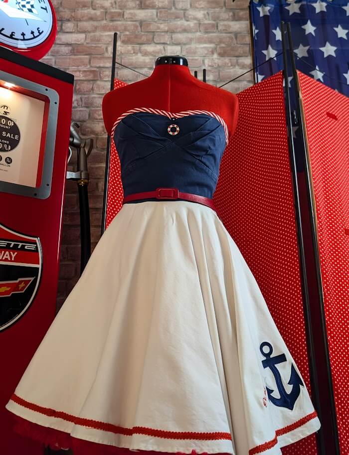 robe pin up swing bleu et blanche avec broderie navy