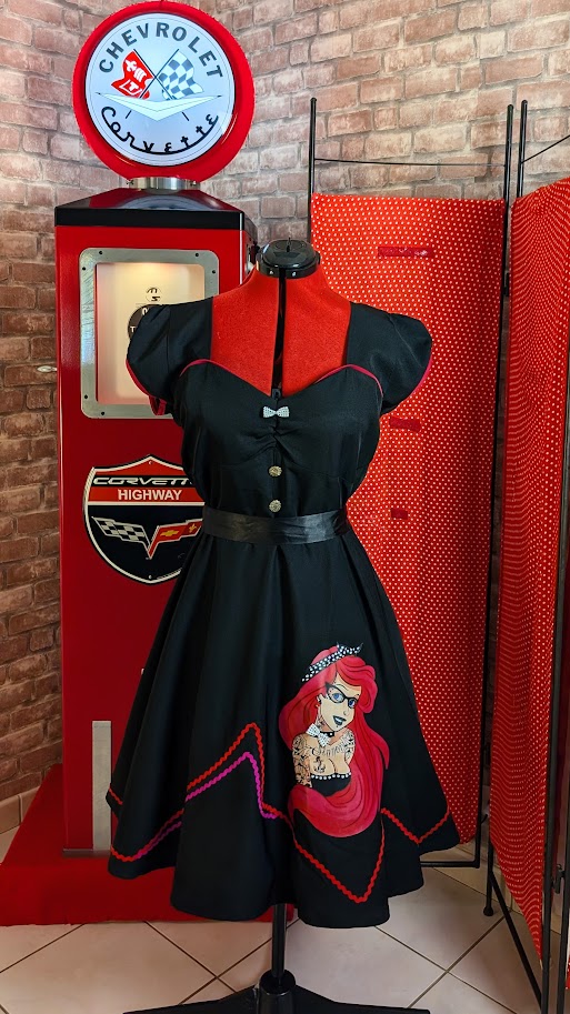 robe pin up noir swing avec détails fuchsia et rouge