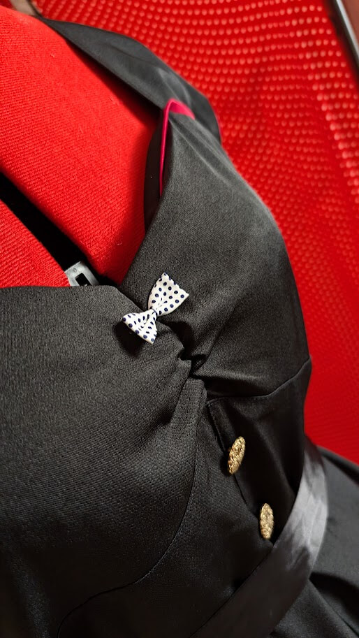 robe pin up noir swing avec détails fuchsia et rouge