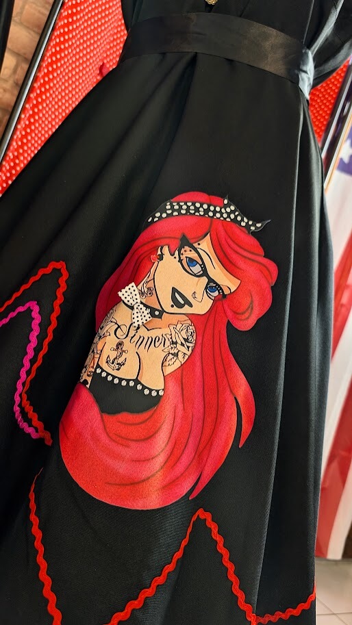 robe pin up noir swing avec détails fuchsia et rouge