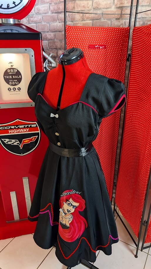 robe pin up noir swing avec détails fuchsia et rouge
