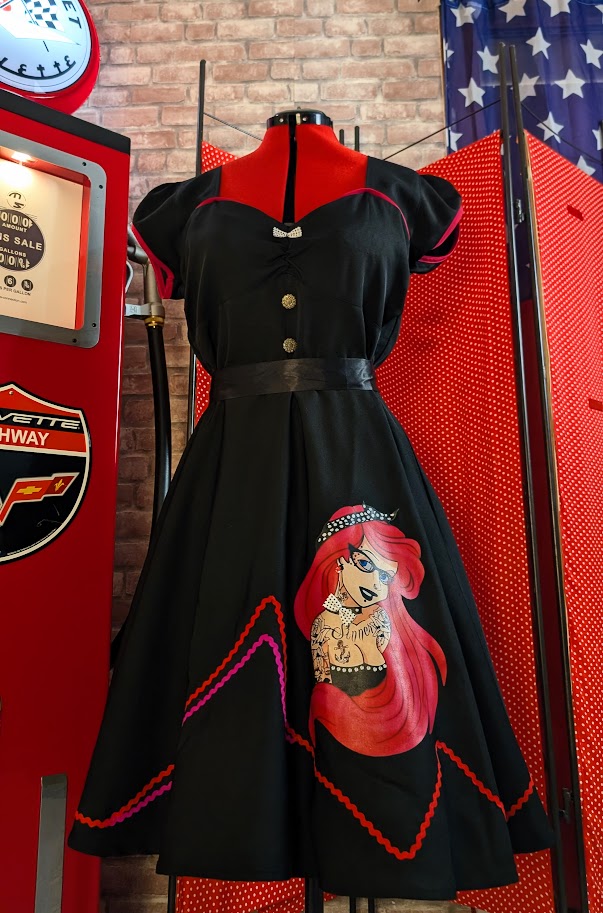 robe pin up noir swing avec détails fuchsia et rouge