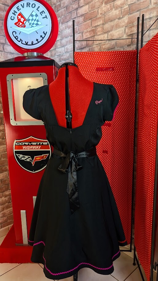 robe pin up noir swing avec détails fuchsia et rouge