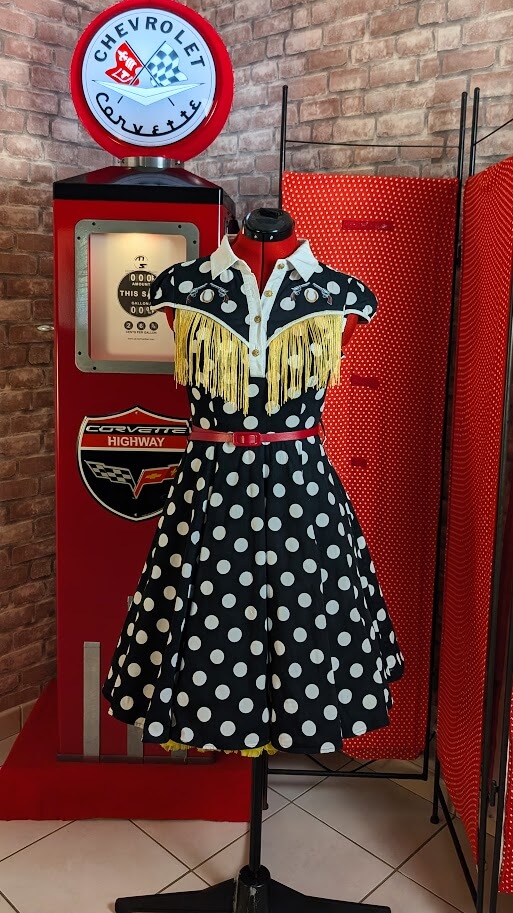 robe pin up à pois noir et blanc
