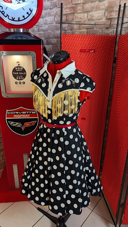 robe pin up à pois noir et blanc
