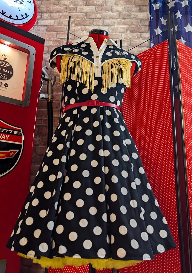 robe pin up à pois noir et blanc