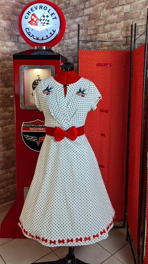 robe pin up retro couleur blanche a pois noir et broderies