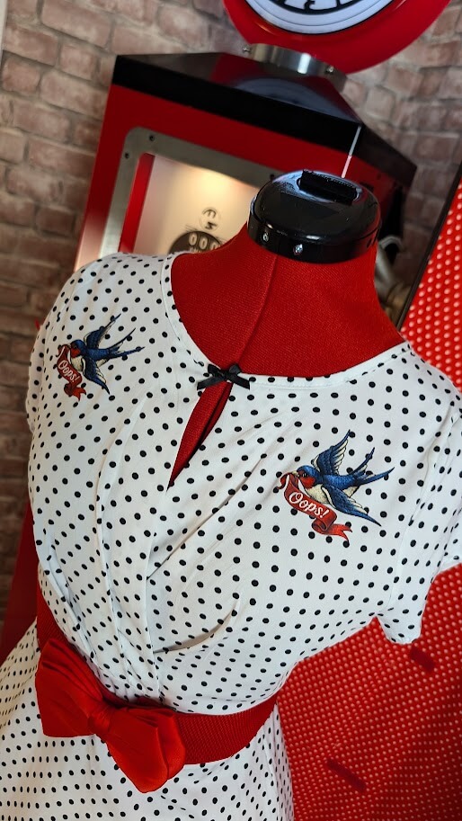 robe pin up retro couleur blanche a pois noir et broderies