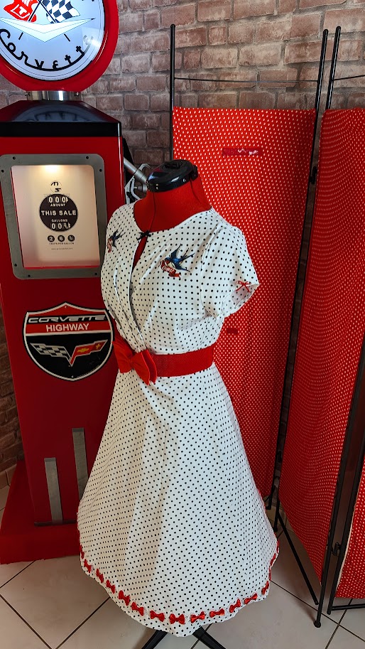 robe pin up retro couleur blanche a pois noir et broderies
