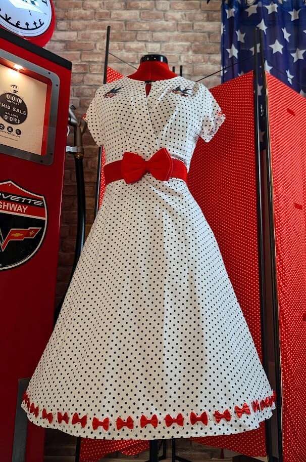 robe pin up retro couleur blanche a pois noir et broderies