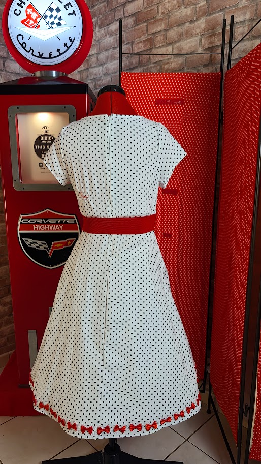robe pin up retro couleur blanche a pois noir et broderies